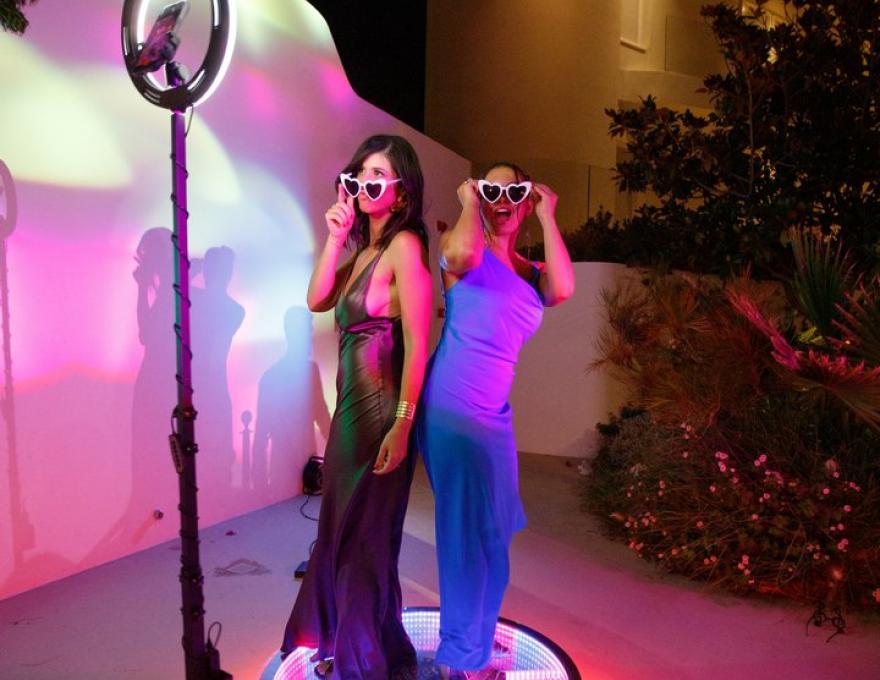 Mirror Loves You Photobooth concept γάμου