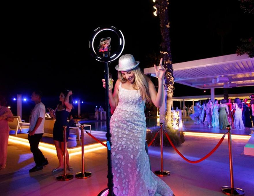 Mirror Loves You Photobooth concept γάμου