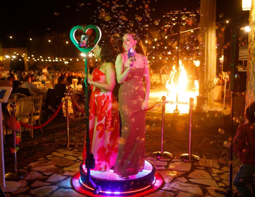 Mirror Loves You Photobooth concept γάμου